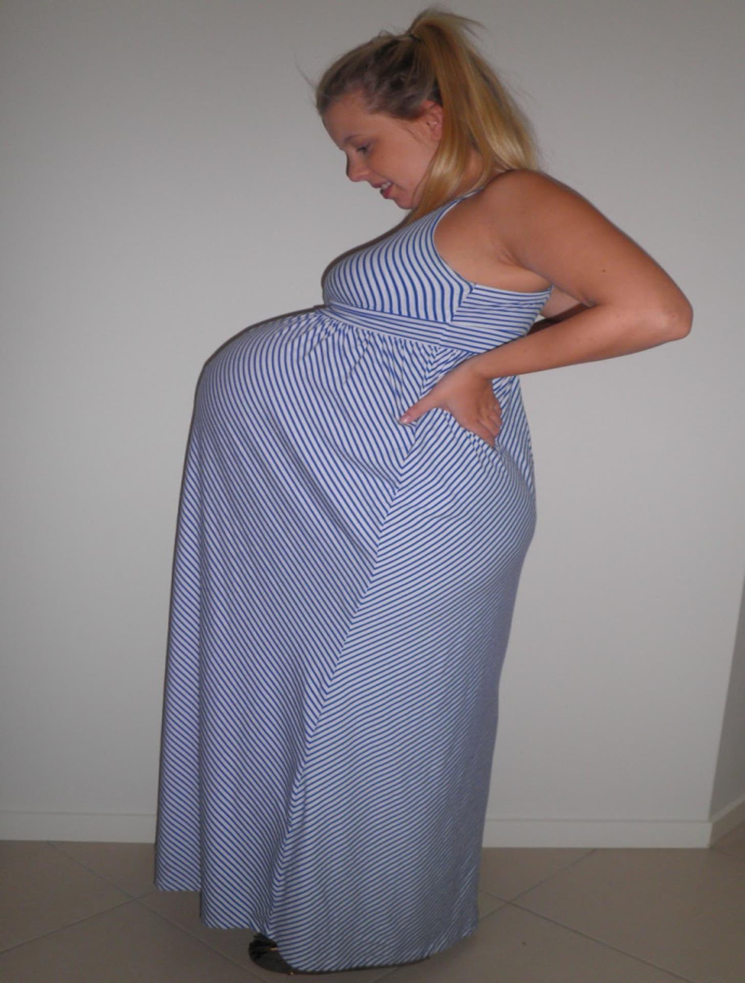 AMAZING Pregnant Babes Showing off Legs, Cleavage and BIG BELLY (154)